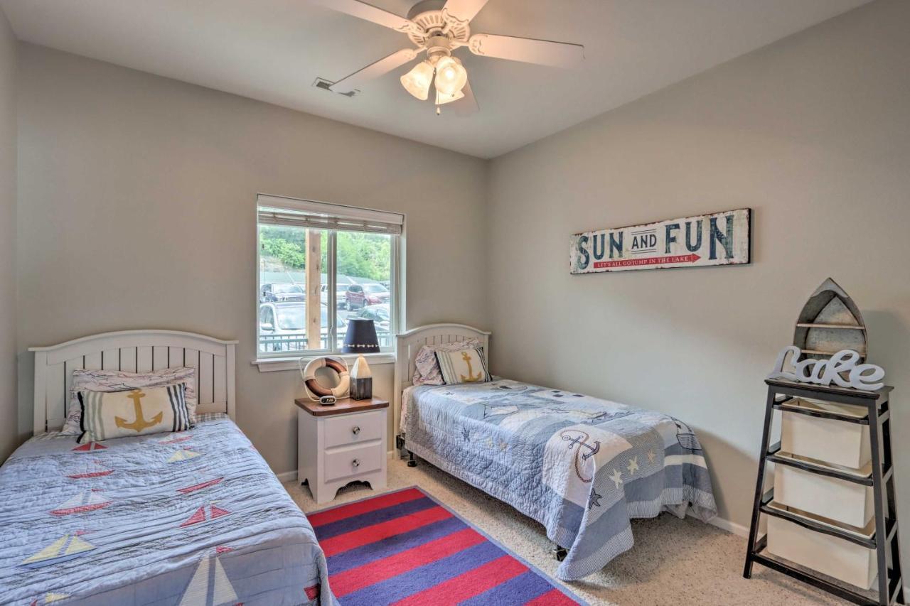 Lakefront Ozark Condo With Balcony And Seasonal Pool! 卡姆登顿 外观 照片
